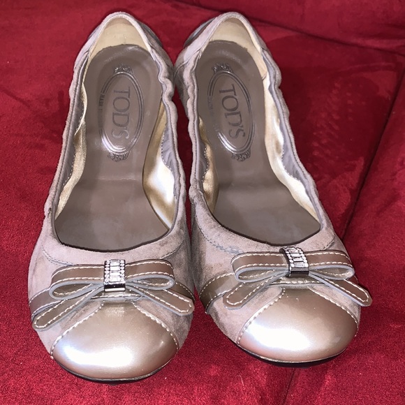 TOD’S Suede Ballet Flats Beige Taupe with Gold Accents Bow Rhinestones Size 38.5 - Picture 3 of 8